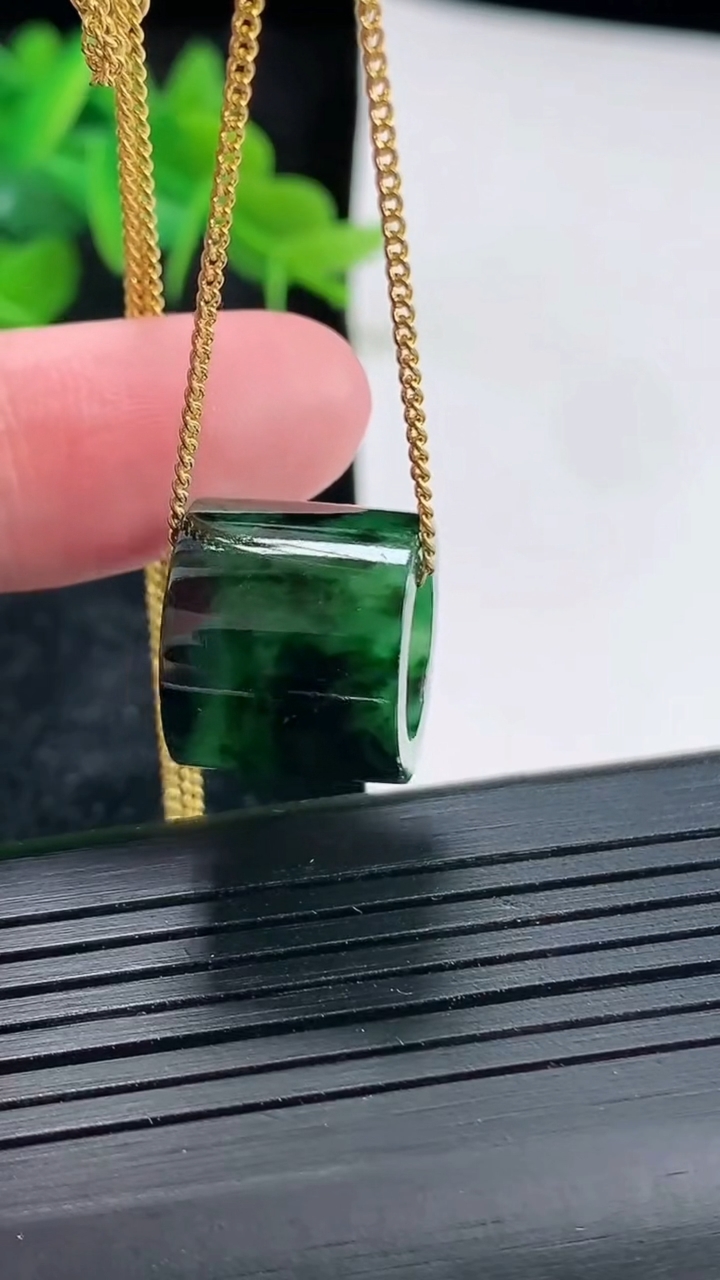 天然A货翡翠路路通吊坠，尺寸15.6-13重:4.63g474
4月21日