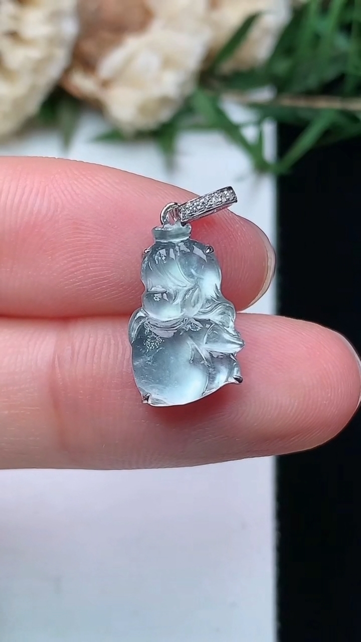 天然A货翡翠白冰花仙子吊坠，尺寸14.2-8.8-4.6，重量:1.22g
4月21日