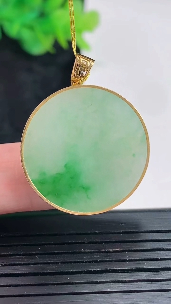 天然A货翡翠无事牌吊坠，尺寸31.6-25.5-2.6，裸石25重量:4.73g
4月21日