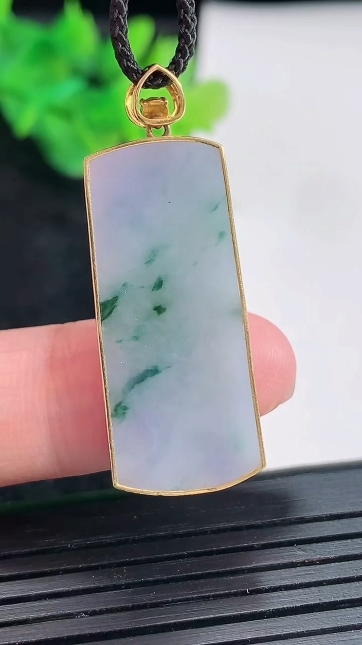 天然A货翡翠18k金紫罗兰飘花无事牌吊坠，尺寸37-14-3，裸石32-14重量:4.49g
4月21日