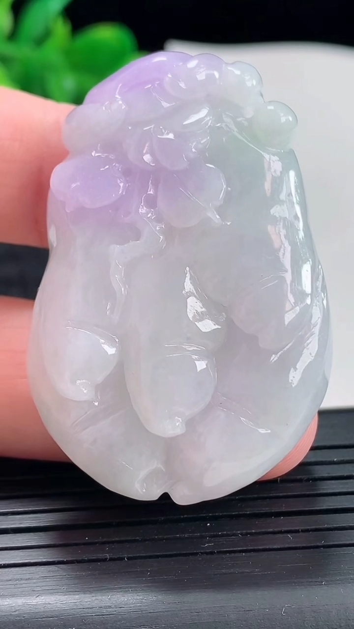 天然A货翡翠紫罗兰人参吊坠，尺寸49.5-33-11.5重量:37.85g
4月21日