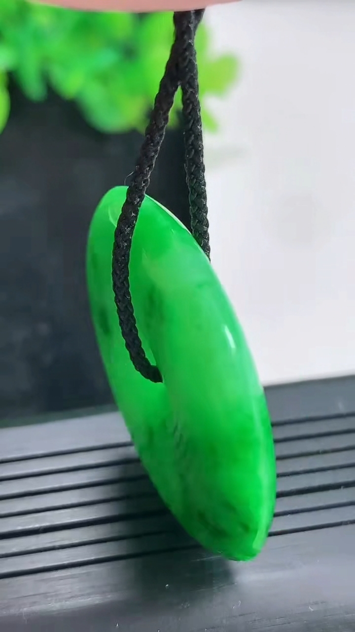 天然A货翡翠平安扣吊坠，尺寸37-6重量:17.82g
4月21日