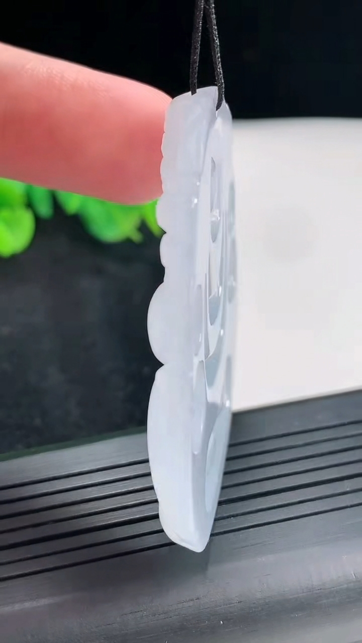 天然A货翡翠紫罗兰大日如来吊坠，尺寸56-49-6.5重量:27.99g
4月21日