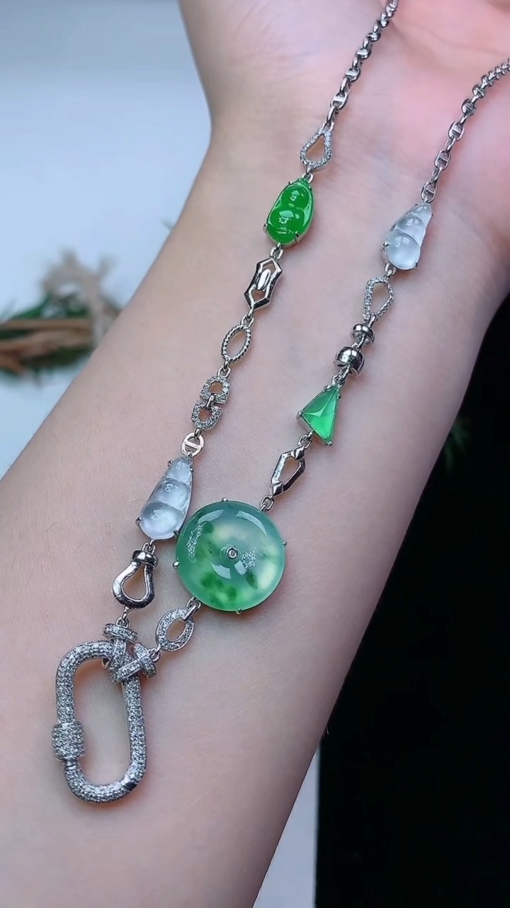 天然A货翡翠飘花平安扣项链，尺寸12.9-3.3，重量:9.96g
4月21日