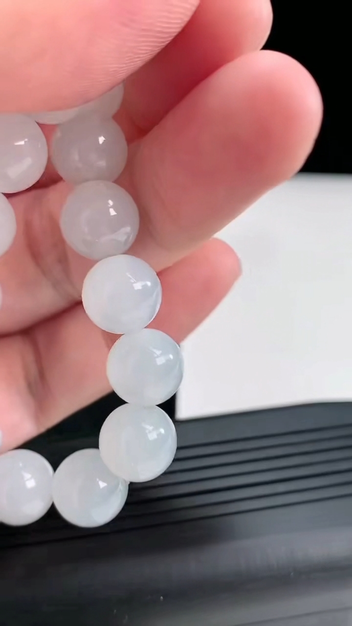 天然A货翡翠种白冰圆珠手串，尺寸10重量:35.49g4月21日
工厂直销收藏佳品,种好水足，色泽均匀，有种有色，上手高大气！