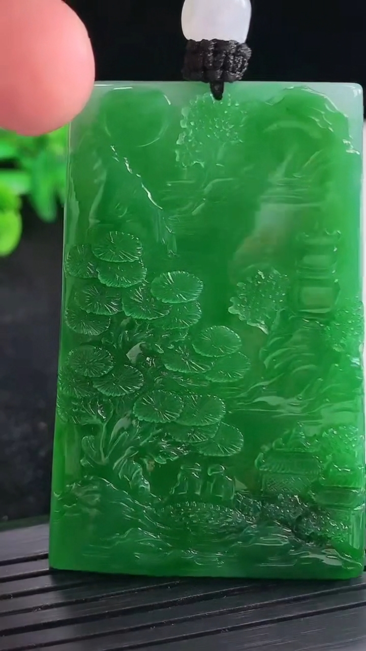 天然A货翡翠山水牌吊坠，尺寸59-39-6重量:40.00g
4月21日