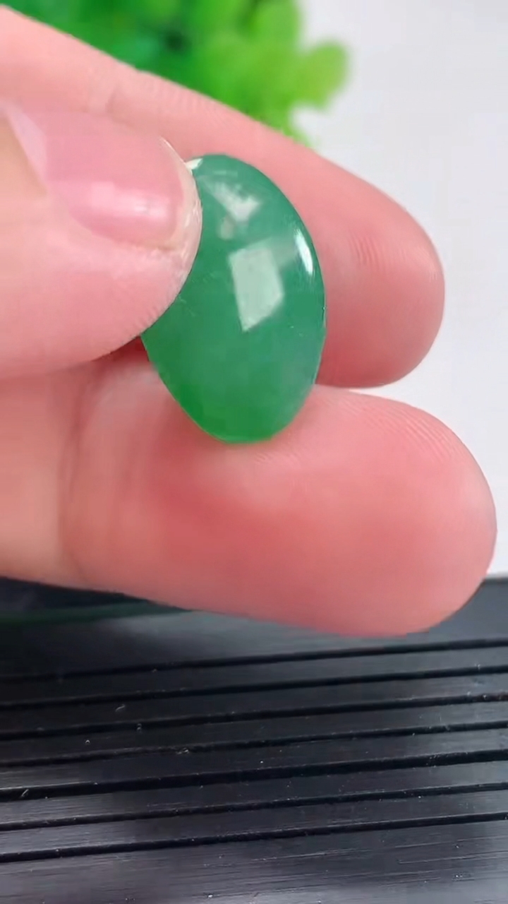 天然A货翡翠蛋面镶嵌件，尺寸18-12.5-5.8重量:2.28g
4月21日