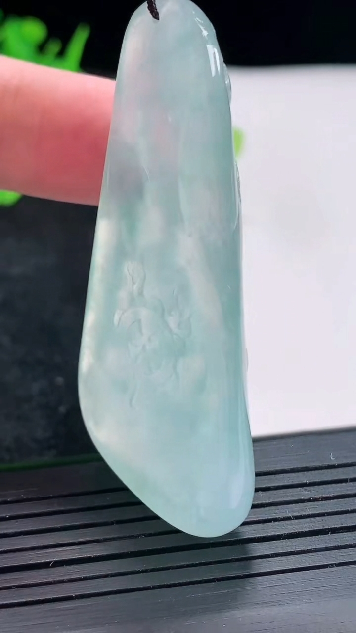 天然A货翡翠观音菩萨吊坠，尺寸58.5-28-7.2重量:22.66g
4月21日