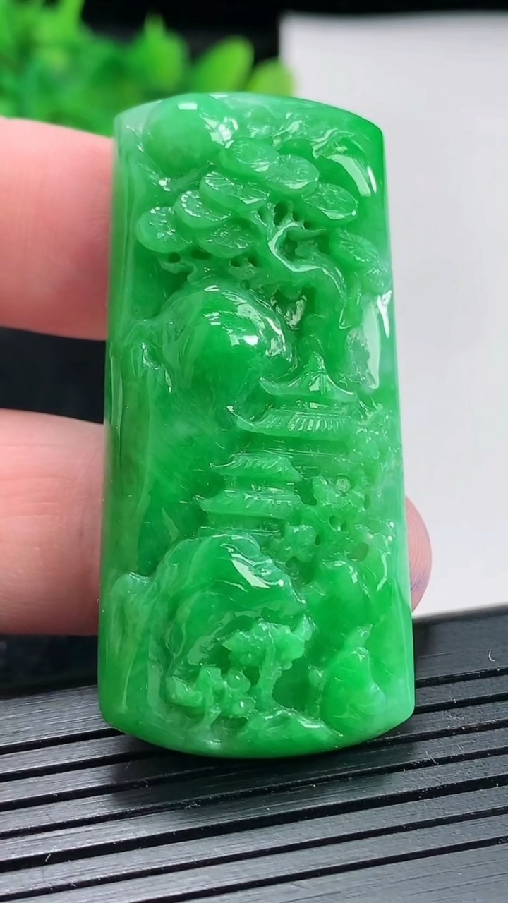 天然A货翡翠山水牌吊坠，尺寸52-24-10重量:24.53g
4月21日