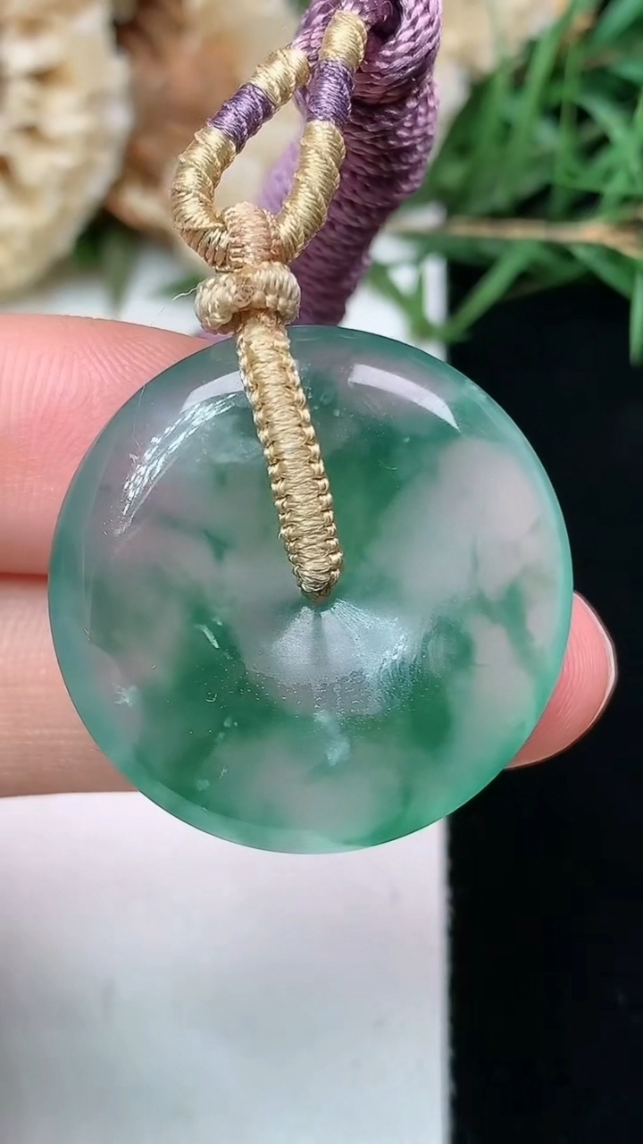 天然A货翡翠飘花平安扣吊坠，尺寸26.4-5.8，重量:10.41g
4月21日