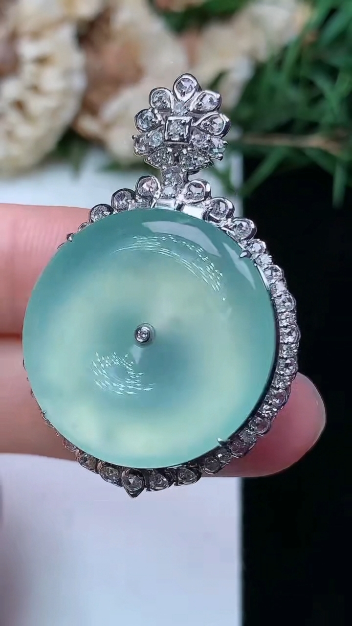 天然A货翡翠白冰平安扣吊坠，尺寸37.7-25.5-11.7，裸石21.7，重量:9.56g
4月21日