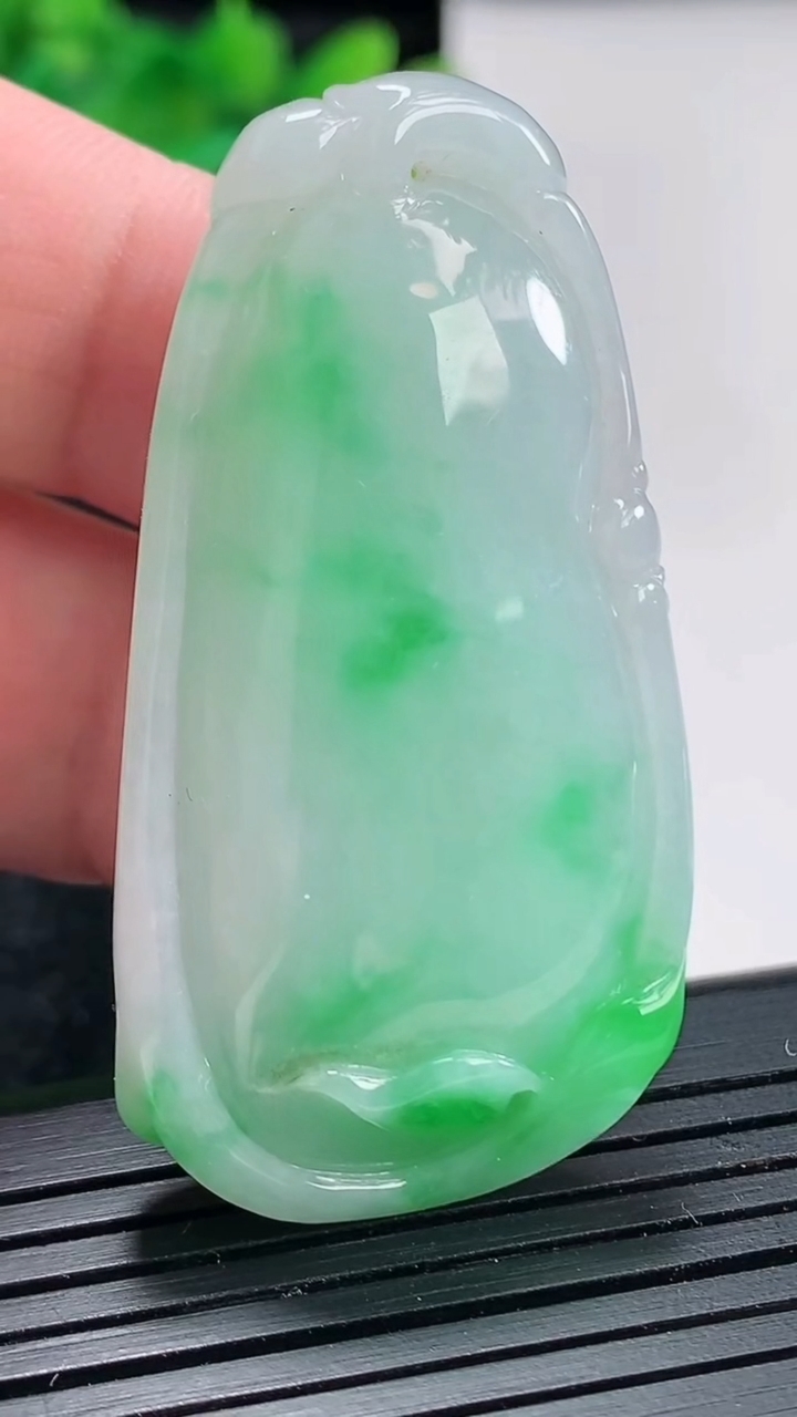 天然A货翡翠福瓜吊坠，尺寸51-25.8-12重量:27.03g
4月21日