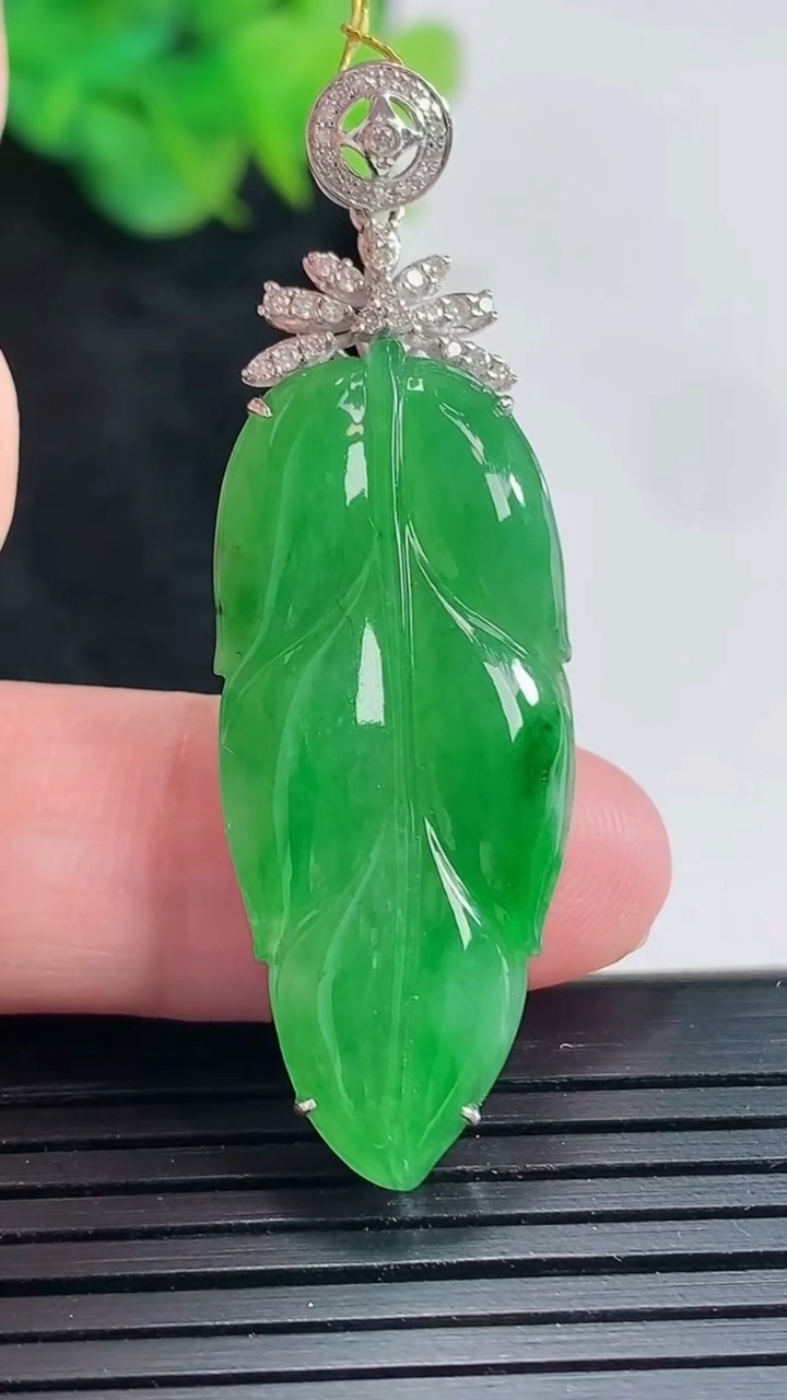 天然A货翡翠金枝玉叶 吊坠，尺寸49-15.5-5.8，裸石36-15重量:7.28g
4月21日