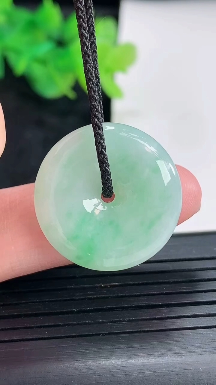 天然A货翡翠平安扣吊坠，尺寸23.5-5重量:5.13g
4月21日