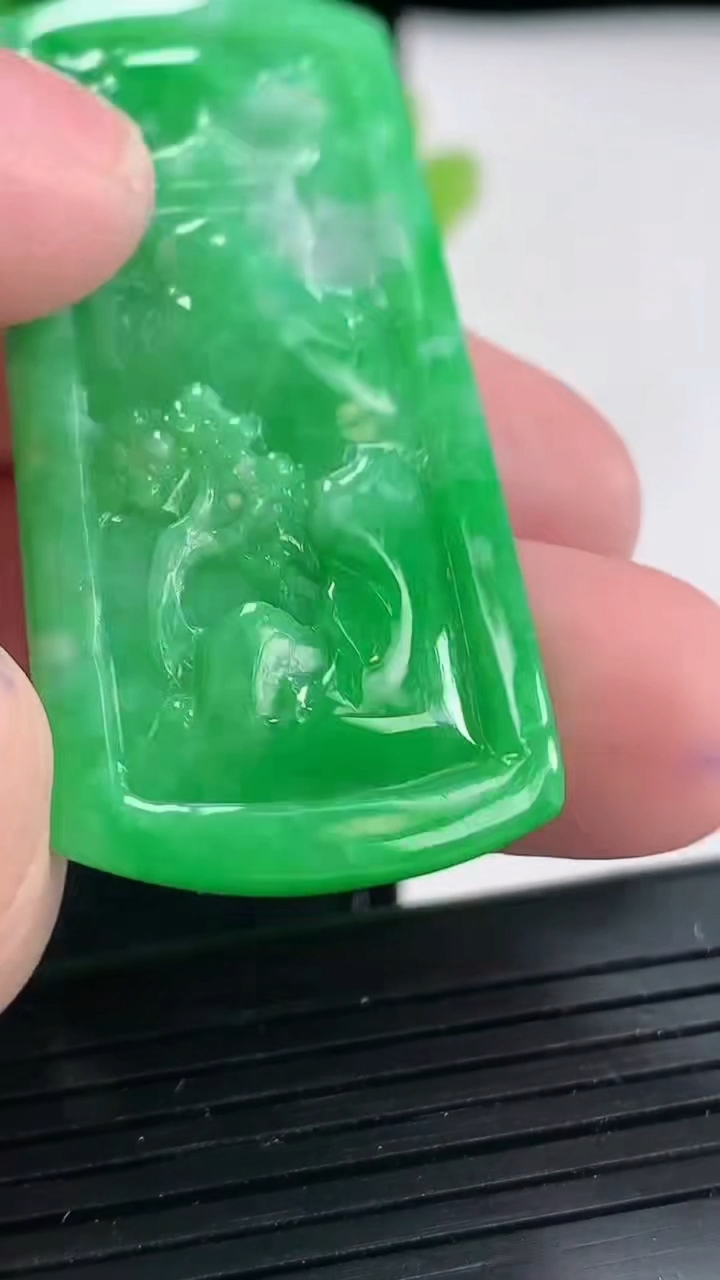 天然A货翡翠山水牌吊坠，尺寸52-24-10重量:24.53g
4月21日