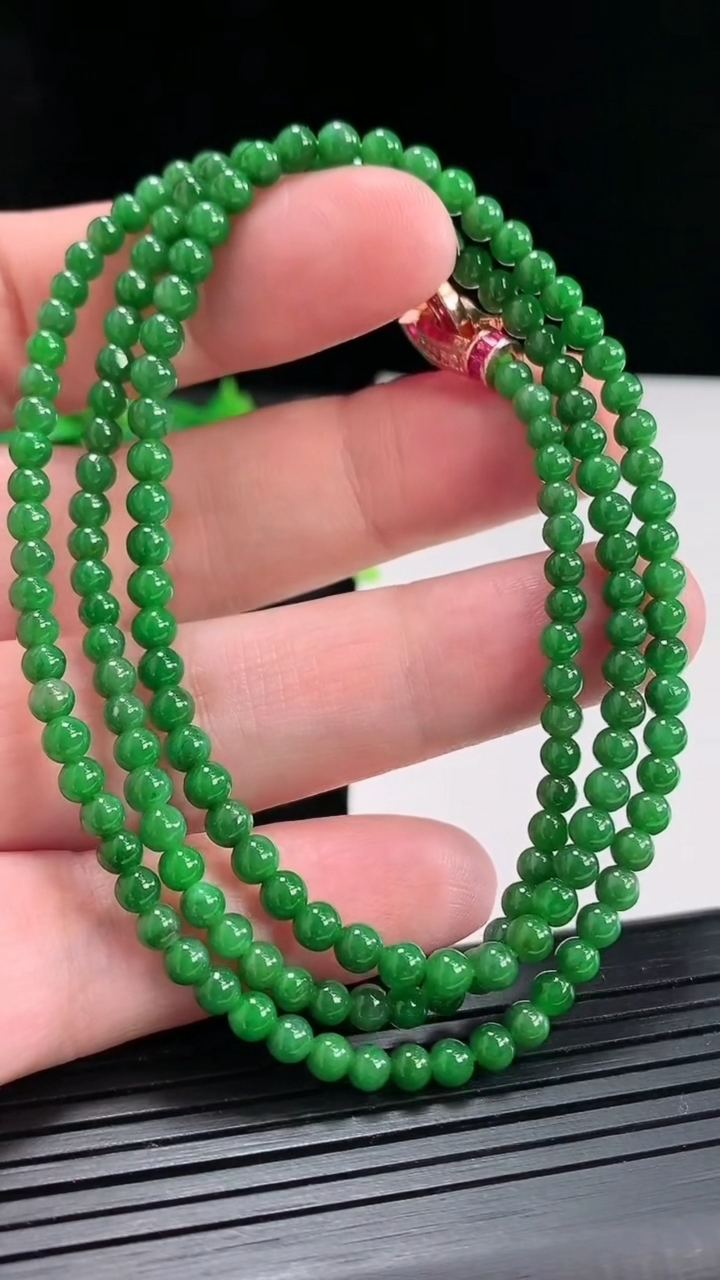 天然A货翡翠圆珠项链，尺寸4-166颗重量:16.56g4月21日
工厂直销收藏佳品,种好水足，色泽均匀，有种有色，上手高大气！