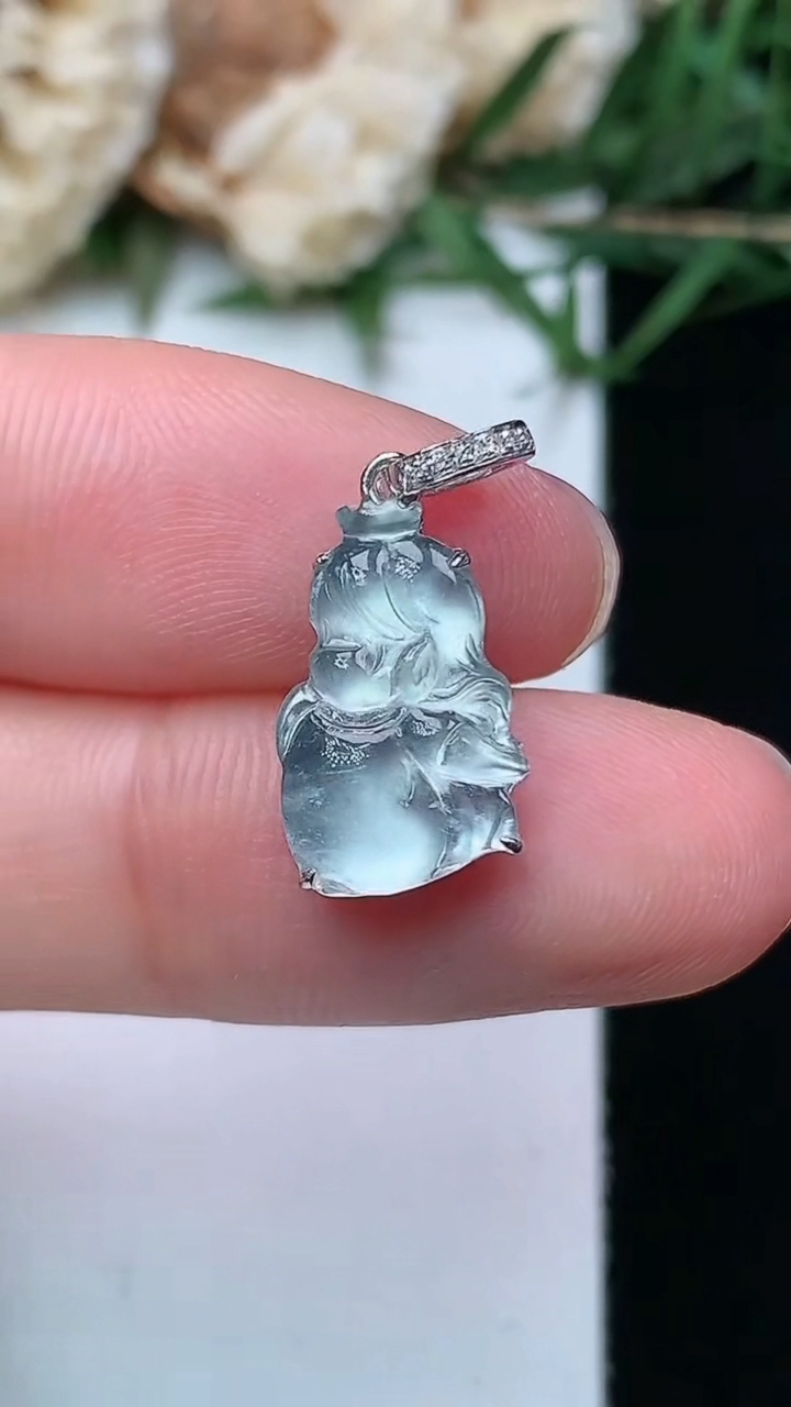 天然A货翡翠白冰花仙子吊坠，尺寸14.2-8.8-4.6，重量:1.22g
4月21日