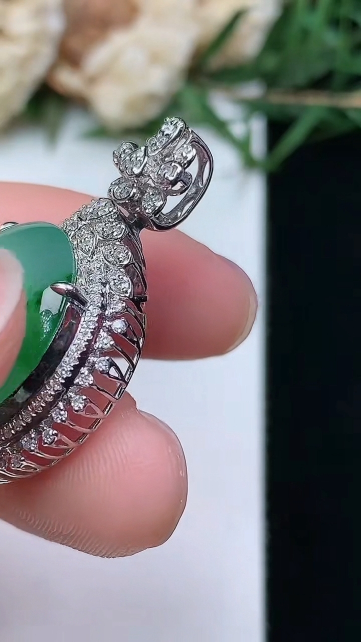 天然A货翡翠平安扣吊坠，尺寸30.8-21-8.8，裸石16.8，重量:5.33g
4月21日