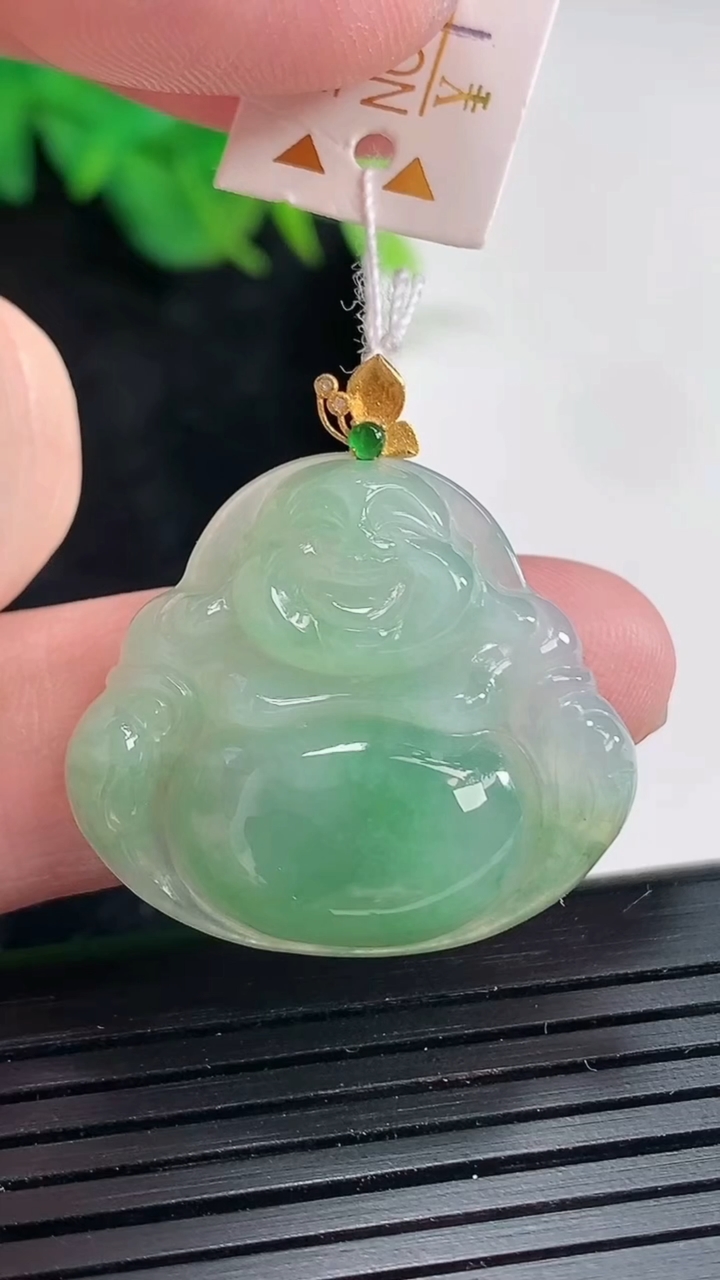 天然A货翡翠佛公吊坠，尺寸24-28-5.8重量:6.28g
4月21日