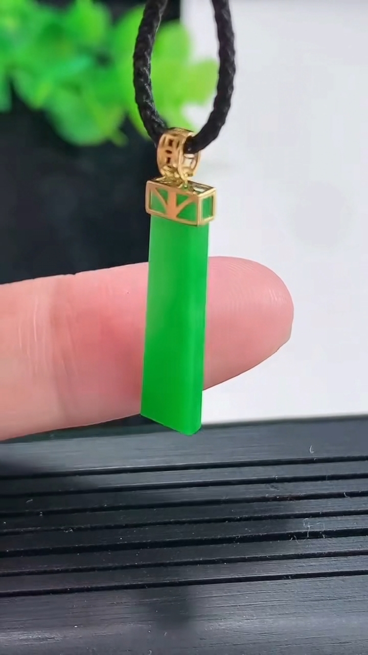 天然A货翡翠无事牌吊坠，尺寸23-5.5-2重量:1.09g
4月21日