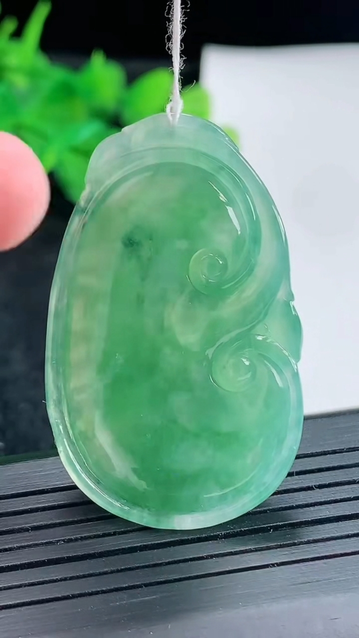 天然A货翡翠如意吊坠，尺寸44.5-27.5-6.3重量:14.49g
4月21日