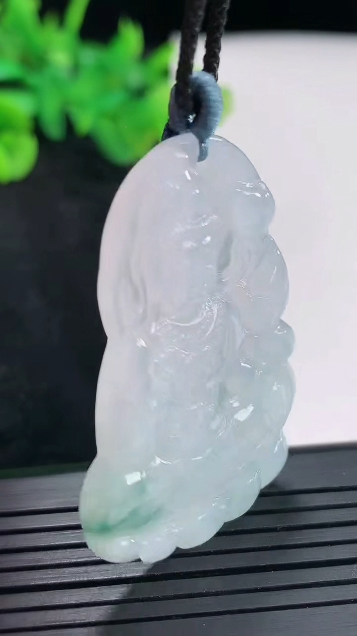 天然A货翡翠飘花大势至菩萨吊坠，尺寸45-31.6-4.5重量:12.77g
4月21日