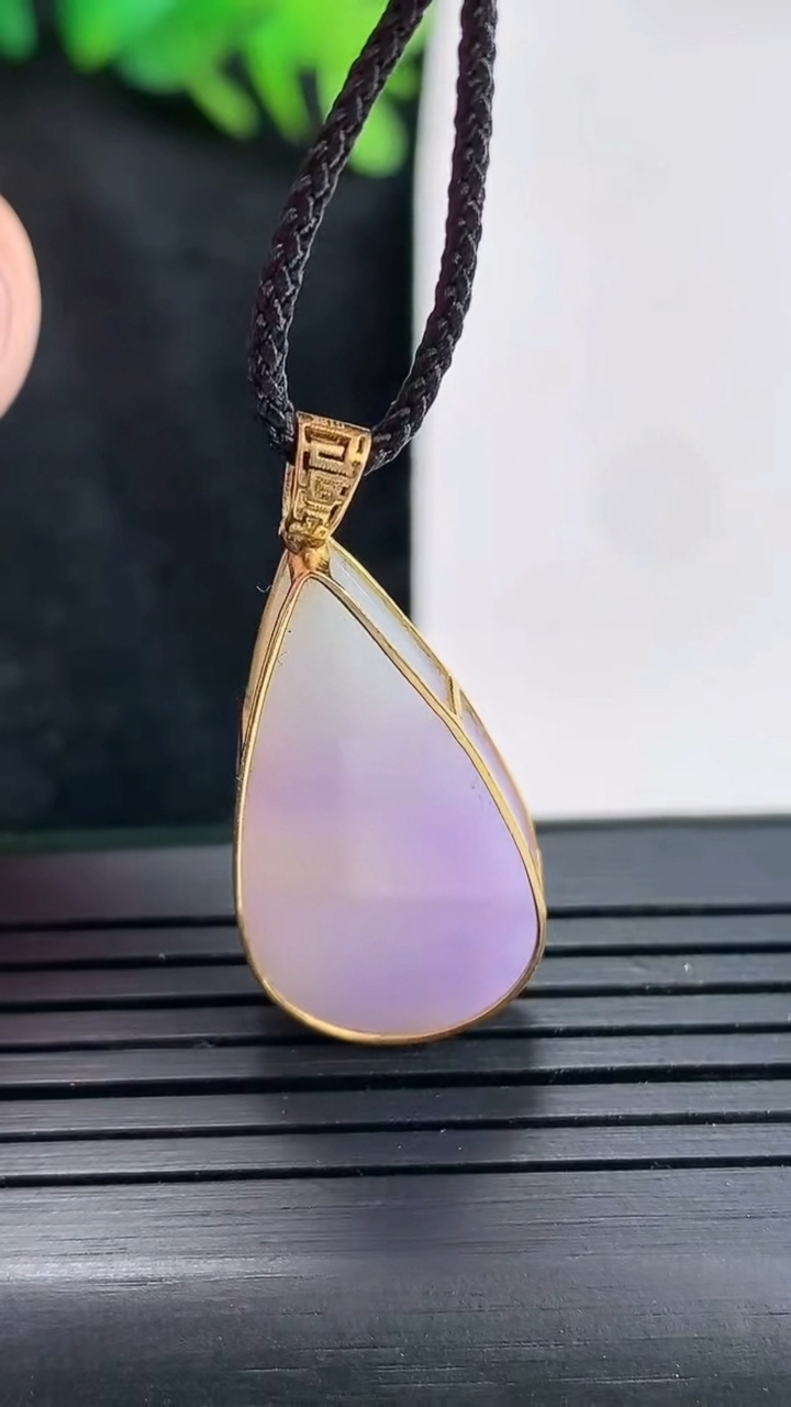 天然A货翡翠18k金紫罗兰水滴吊坠，尺寸31.5-14-4.2，裸石26-14重量:3.85g
4月21日