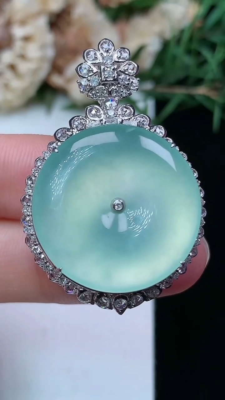 天然A货翡翠白冰平安扣吊坠，尺寸37.7-25.5-11.7，裸石21.7，重量:9.56g
4月2