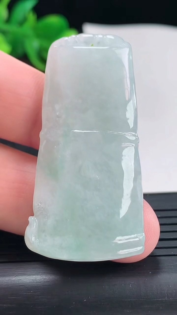 天然A货翡翠节节高升 竹节吊坠，尺寸50-24.5-8.8重量:21.31g
4月21日