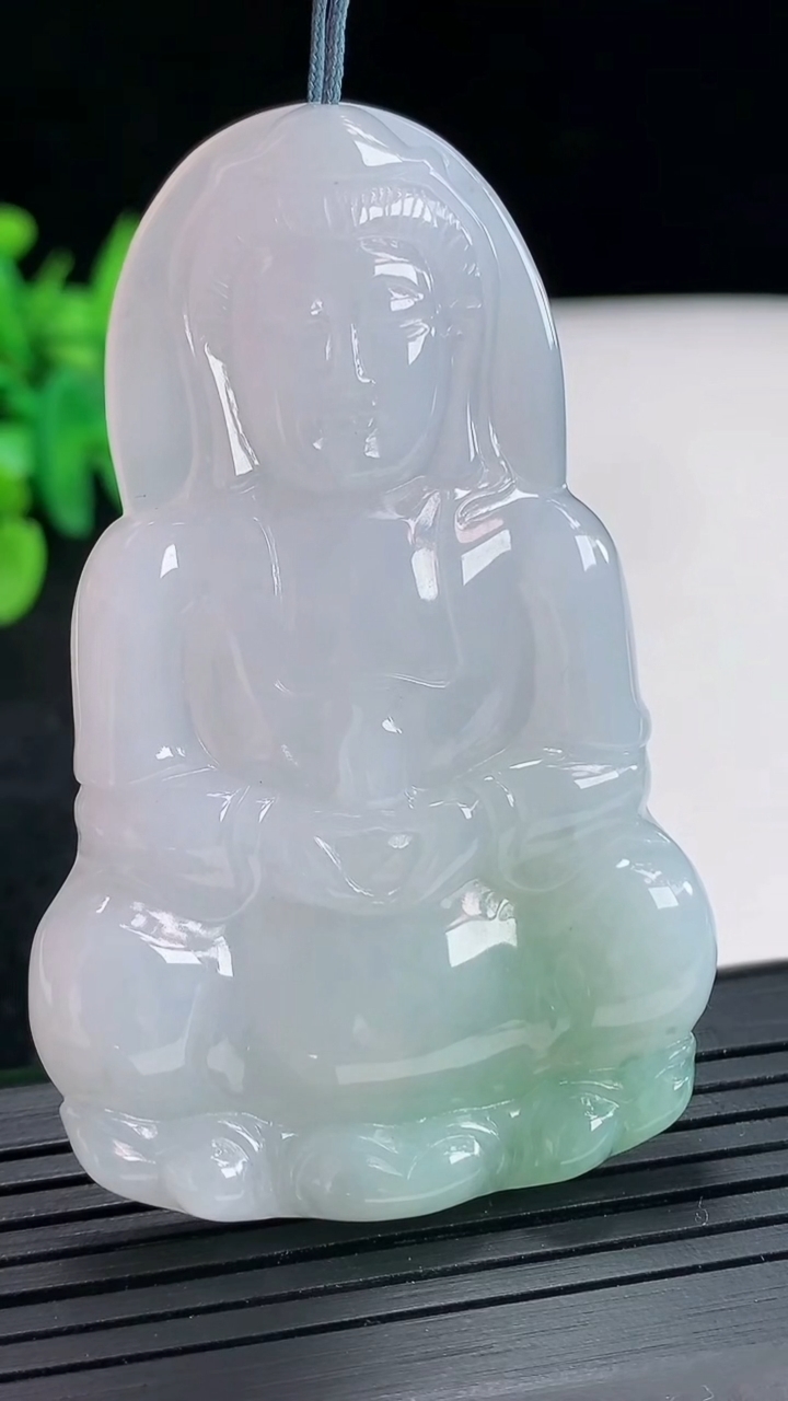 天然A货翡翠正装观音吊坠，尺寸63.5-40-5.8重量:26.52g
4月21日
