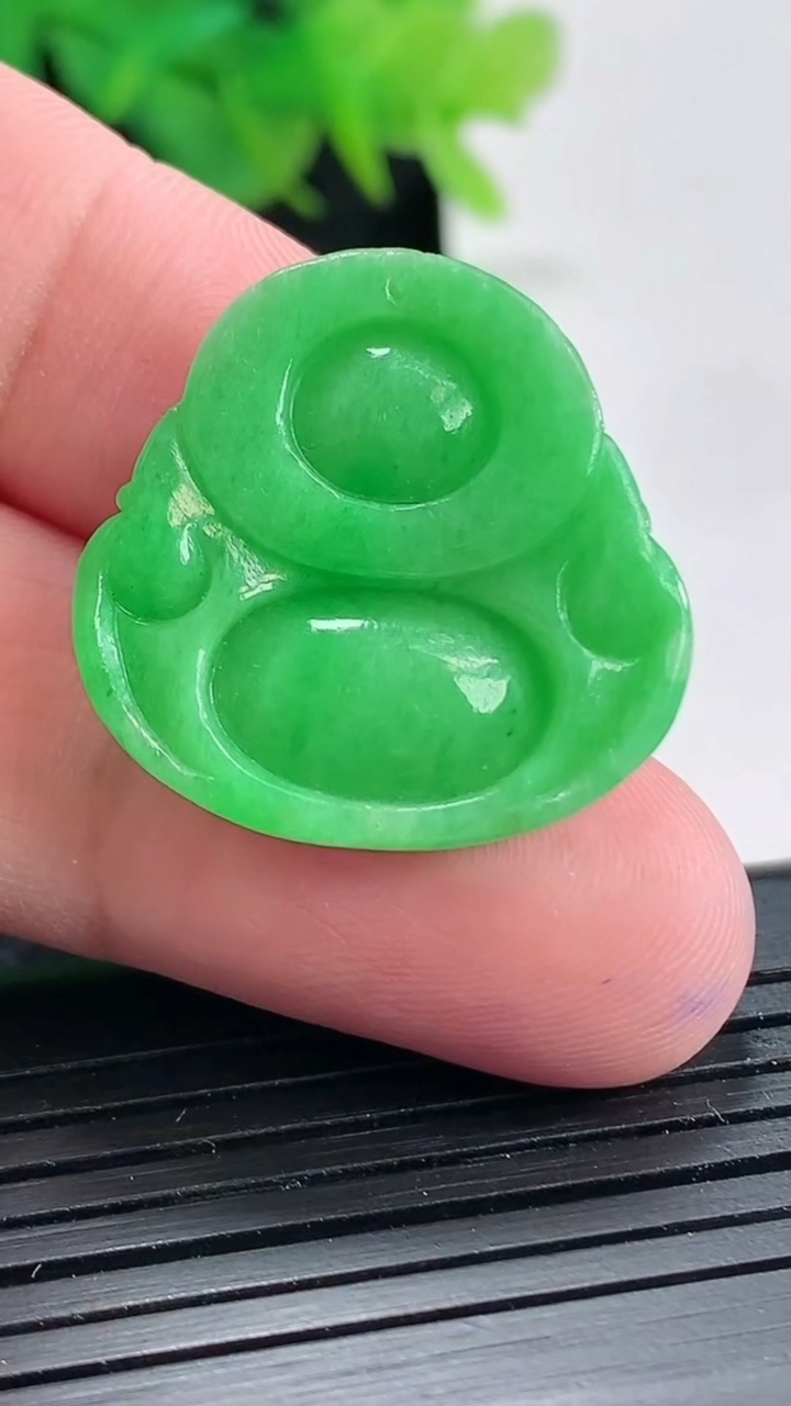 天然A货翡翠佛公吊坠，尺寸24.5-25-5.5重量:5.16g
4月21日