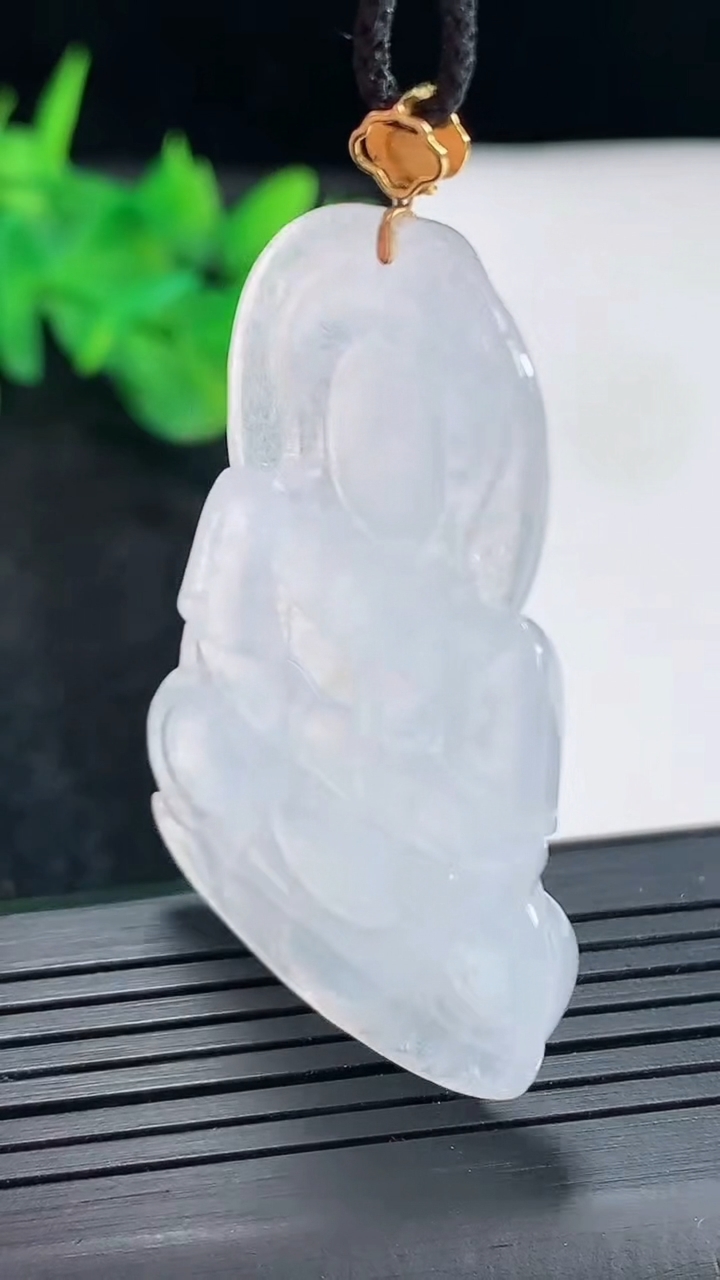 天然A货翡翠种白冰正装观音吊坠，尺寸48.5-33-4.5重量:13.47g
4月21日