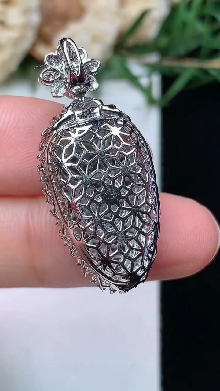 天然A货翡翠金枝玉叶 叶子吊坠，尺寸32-14.2-8.8，裸石19-10.4，重量:3.72g
4月21日