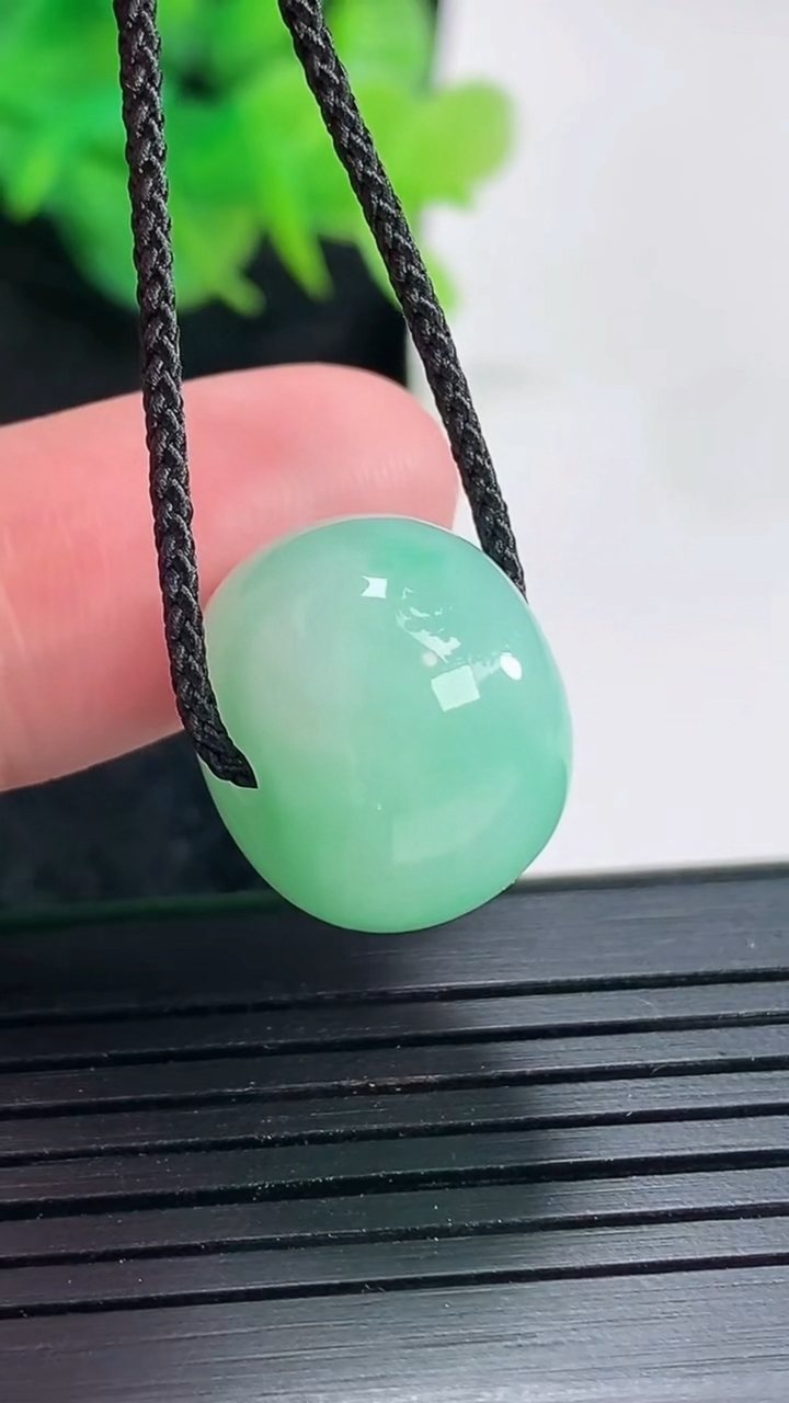 天然A货翡翠路路通吊坠，尺寸17-12.8重量:6.80g
4月21日