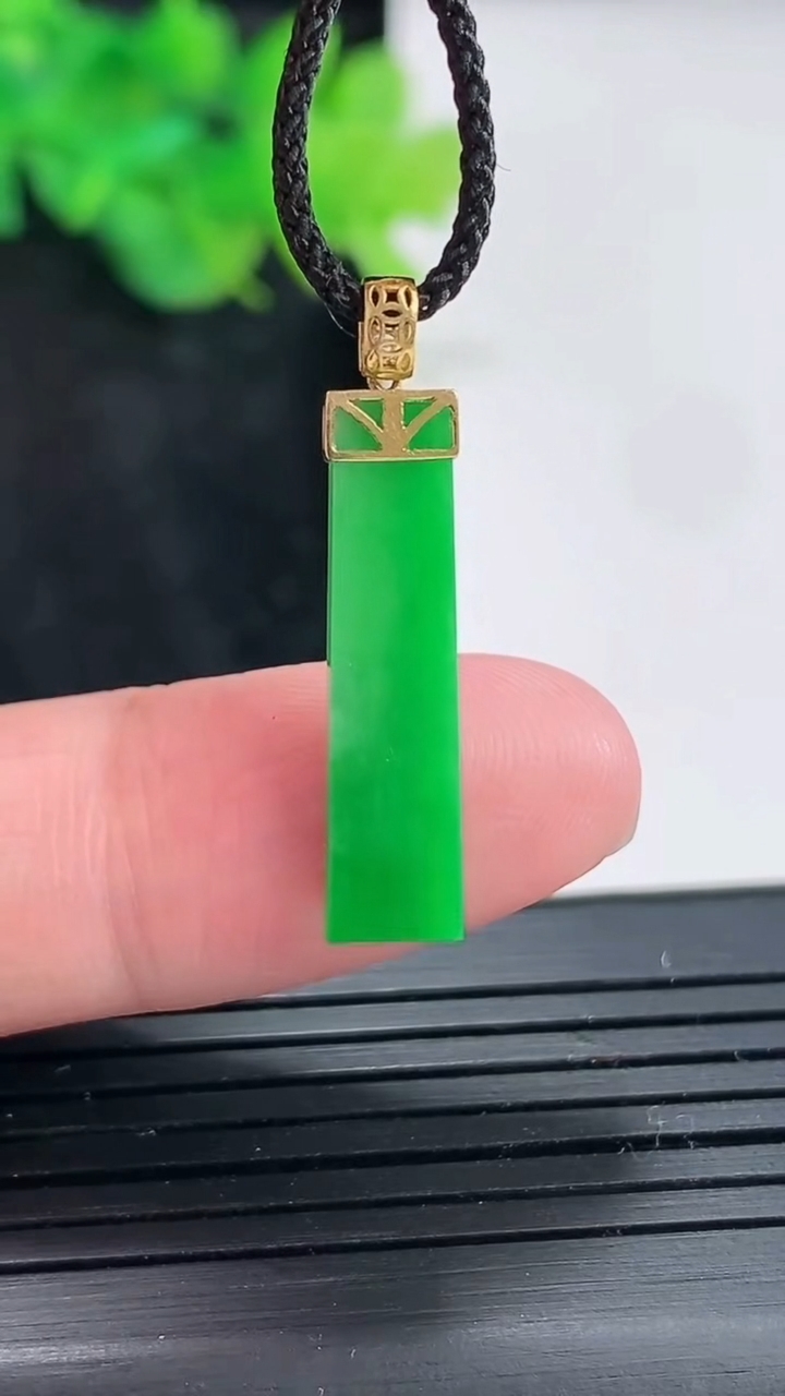 天然A货翡翠无事牌吊坠，尺寸23-5.5-2重量:1.09g
4月21日