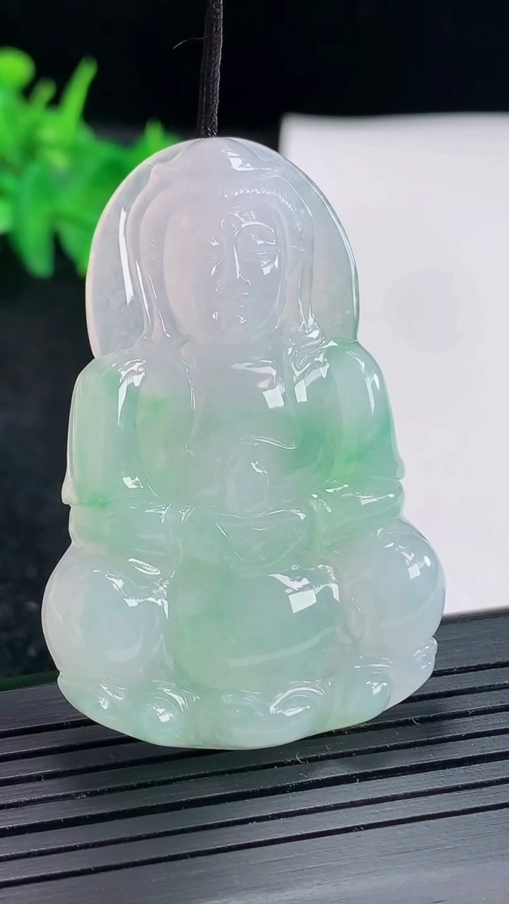 天然A货翡翠正装观音吊坠，尺寸51.5-34.5-5.8重量:17.51g
4月21日