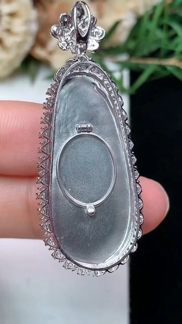 天然A货翡翠紫罗兰 飘花福豆吊坠，尺寸45.6-17.6-11.2，裸石32.2-14.7，重量:7.77g
4月21日