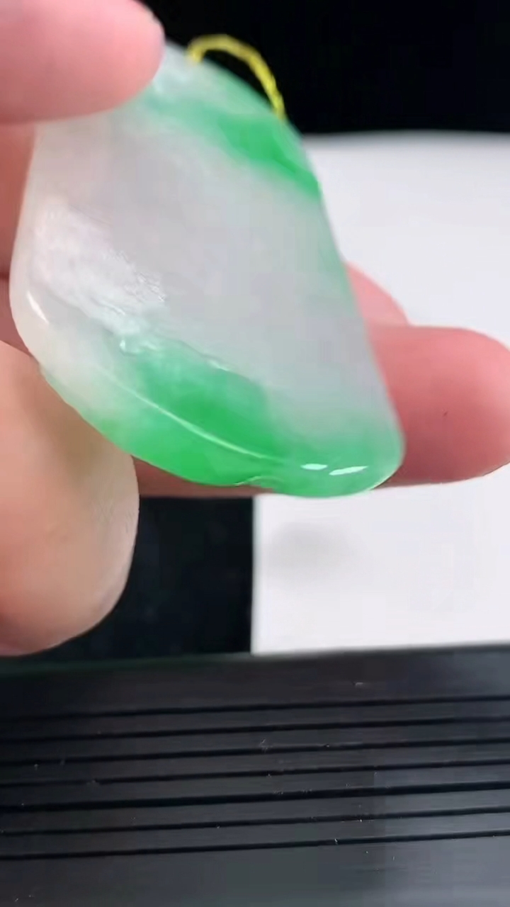 天然A货翡翠山水牌吊坠，尺寸76.6-34.5-7重量:14.08g
4月21日