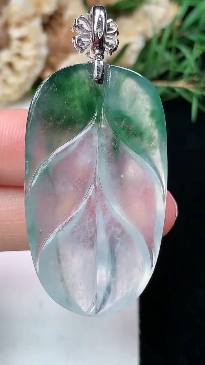 天然A货翡翠金枝玉叶 叶子吊坠，尺寸41.9-24.5-4.5，重量:10.23g
4月21日