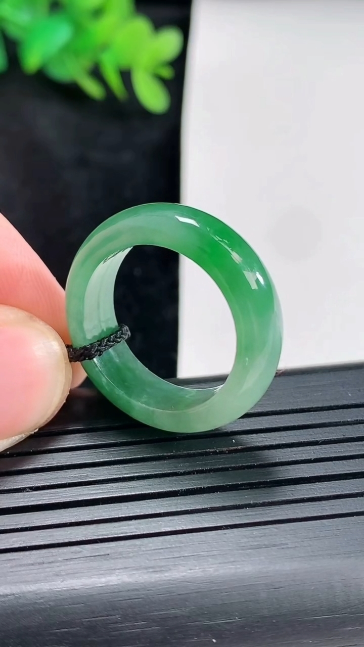 天然A货翡翠玉指环 戒指，尺寸19.2-7-4重量:5.46g2026年4月21日
工厂直销收藏佳品