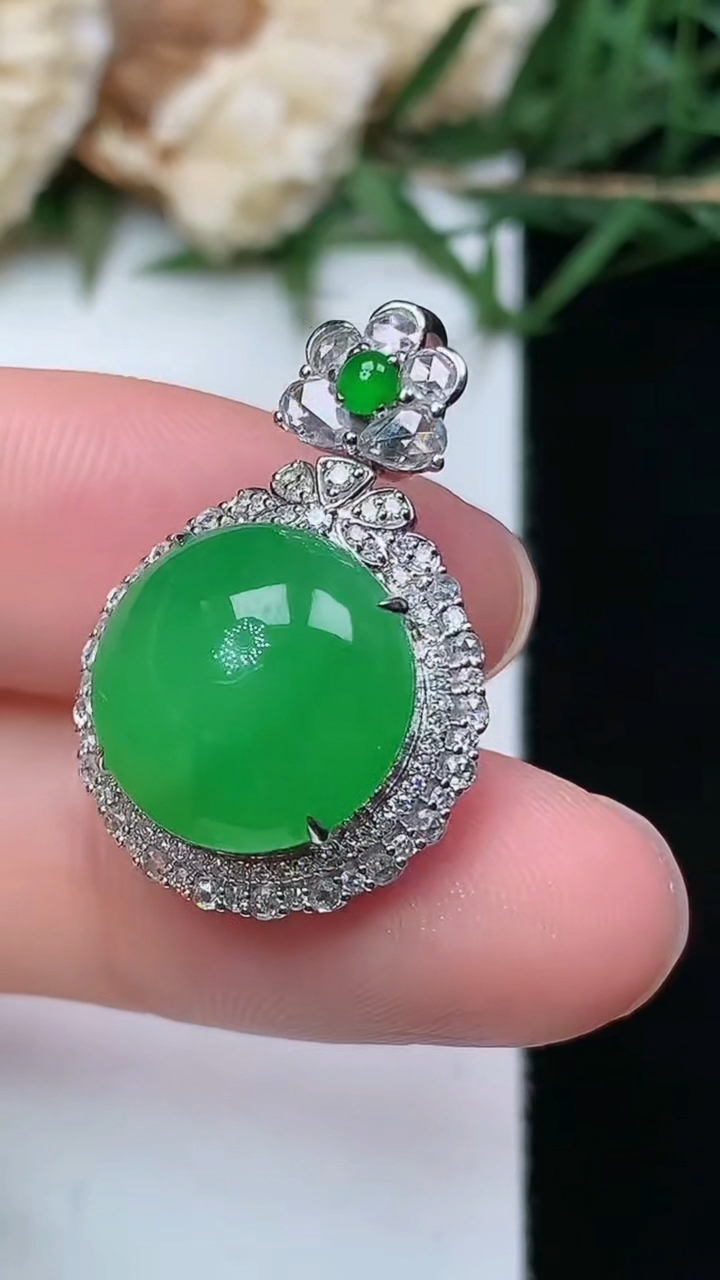 天然A货翡翠蛋面吊坠，尺寸25.3-16.6-12.5，裸石12.4，重量:5.34g
4月21日