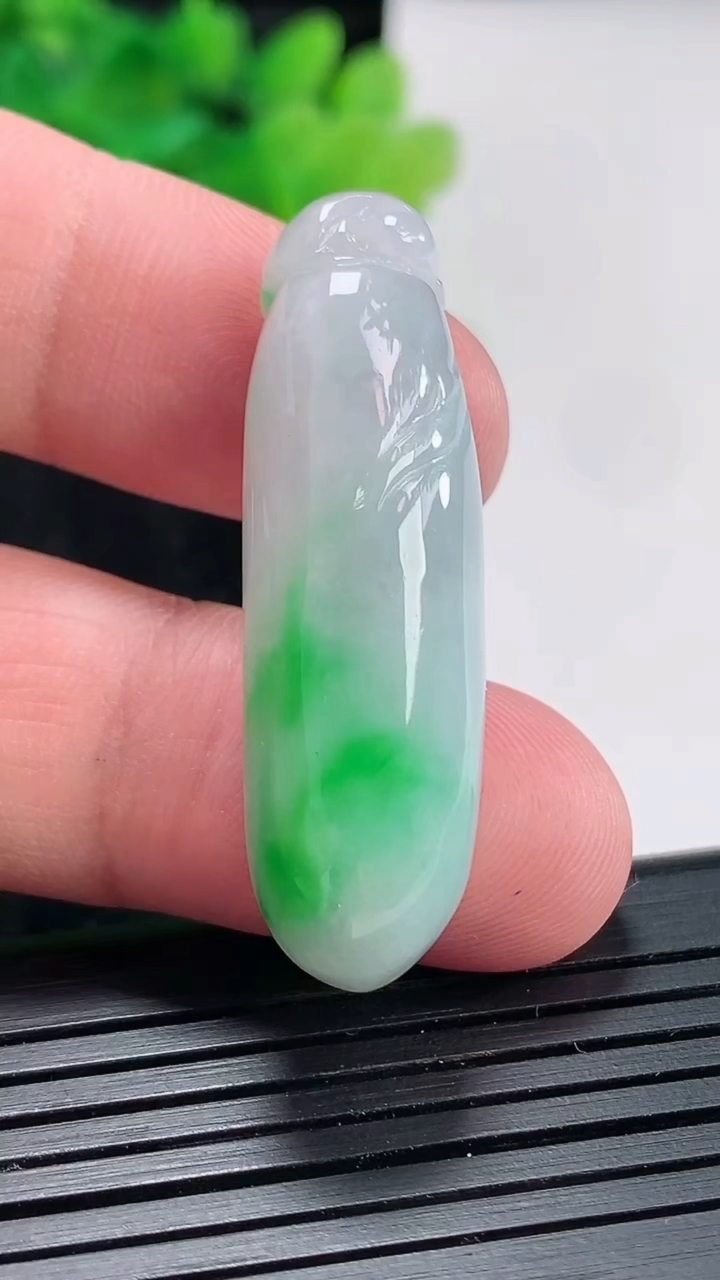 天然A货翡翠福瓜吊坠，尺寸41-12-9.6重量:10.58g
4月21日