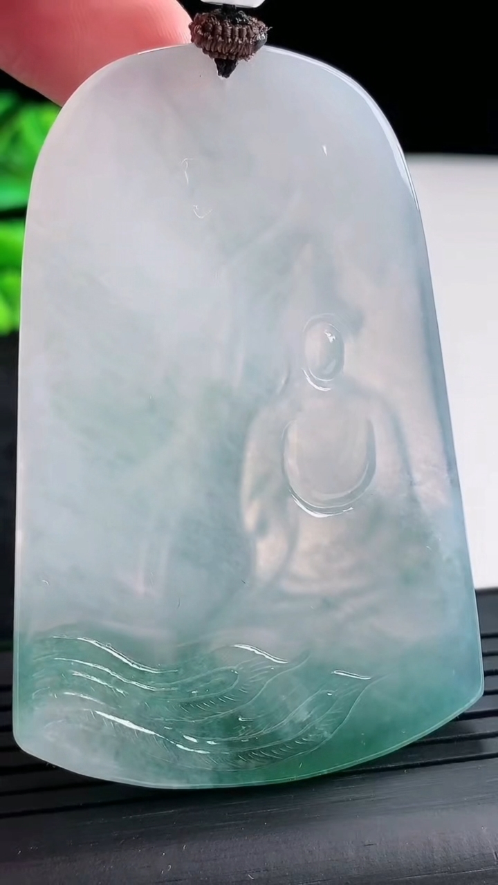天然A货翡翠种飘花大势至菩萨吊坠，尺寸65.8-44.5-5.5重量:45.01g
4月21日