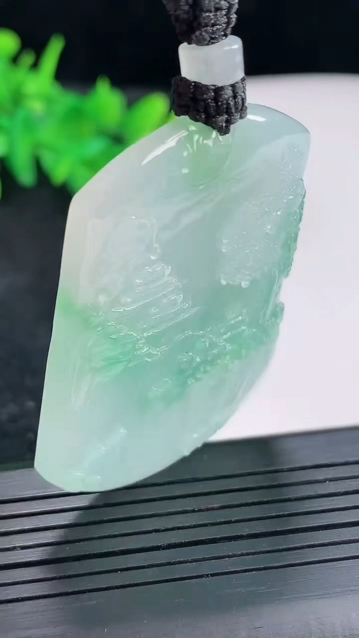 天然A货翡翠山水牌吊坠，尺寸50-37.5-5.6重量:28.75g
4月21日