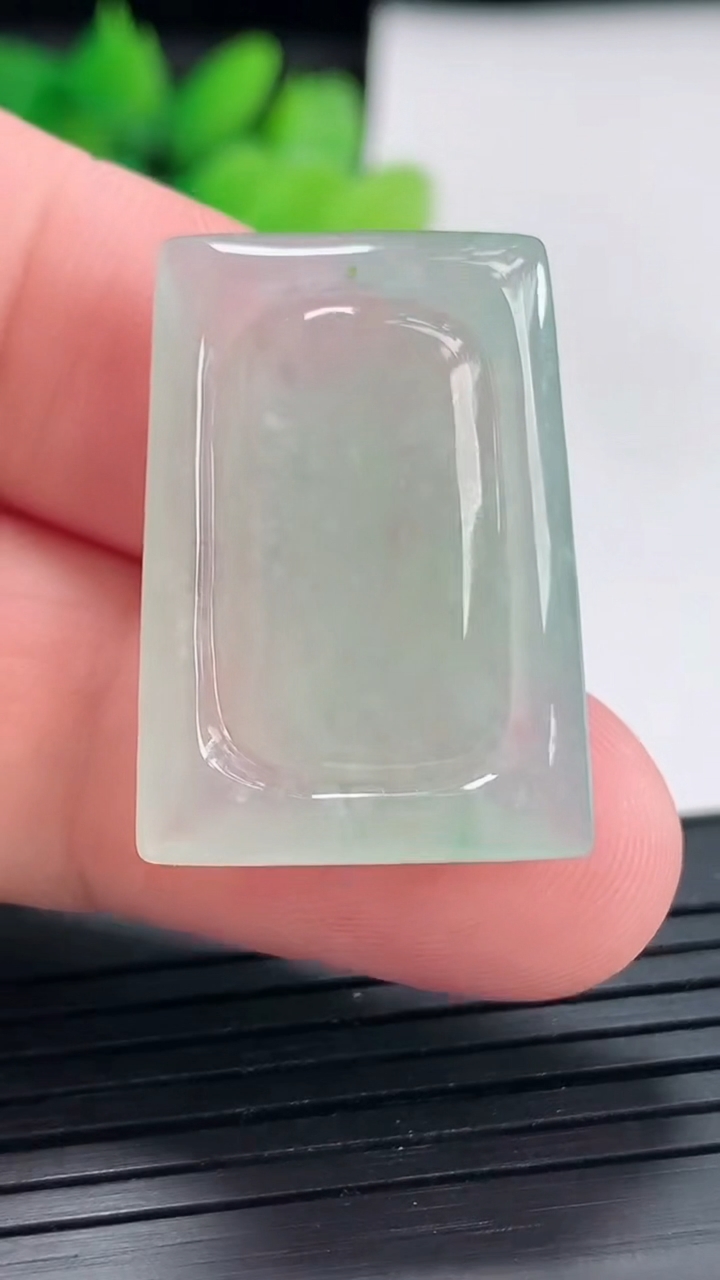 天然A货翡翠无事牌吊坠，尺寸28-20-4.8重量:5.76g
4月21日