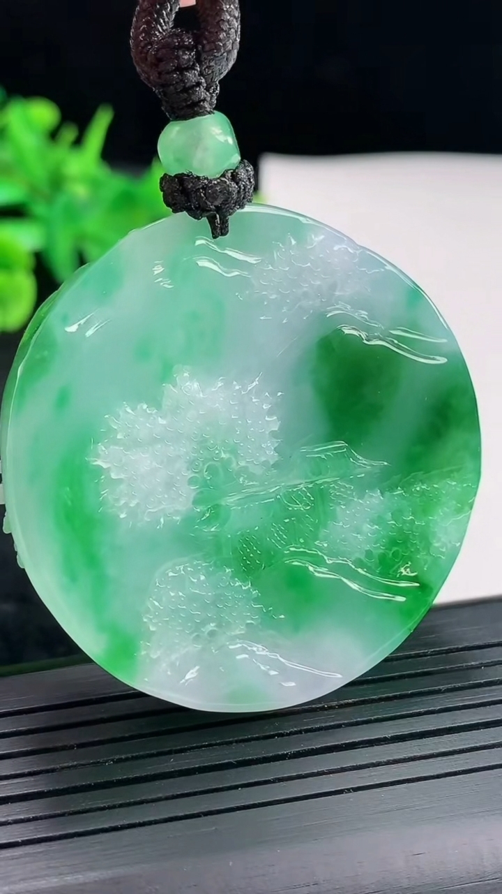 天然A货翡翠山水牌吊坠，尺寸47.5-11.5重量:61.54g
4月21日
