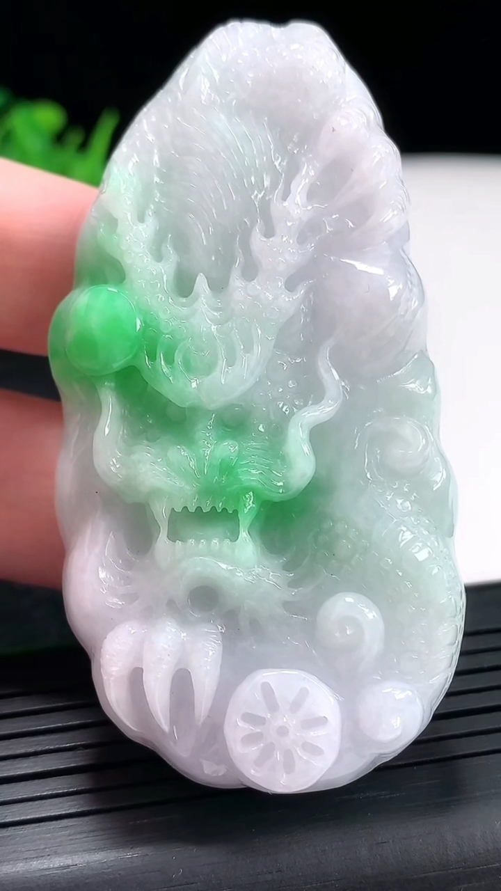 天然A货翡翠龙牌吊坠，尺寸71-36.5-14重量:76.36g
4月21日