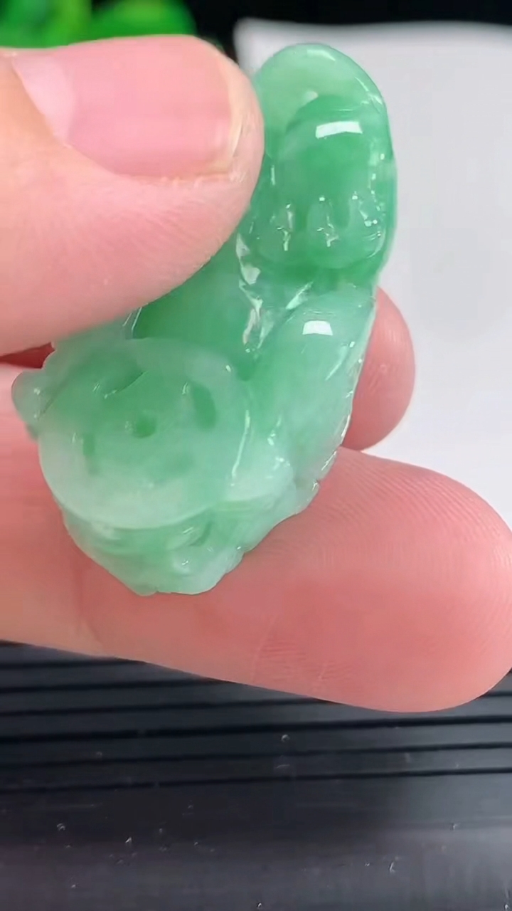 天然A货翡翠貔貅吊坠，尺寸36-19.6-12重量:17.21g
4月21日