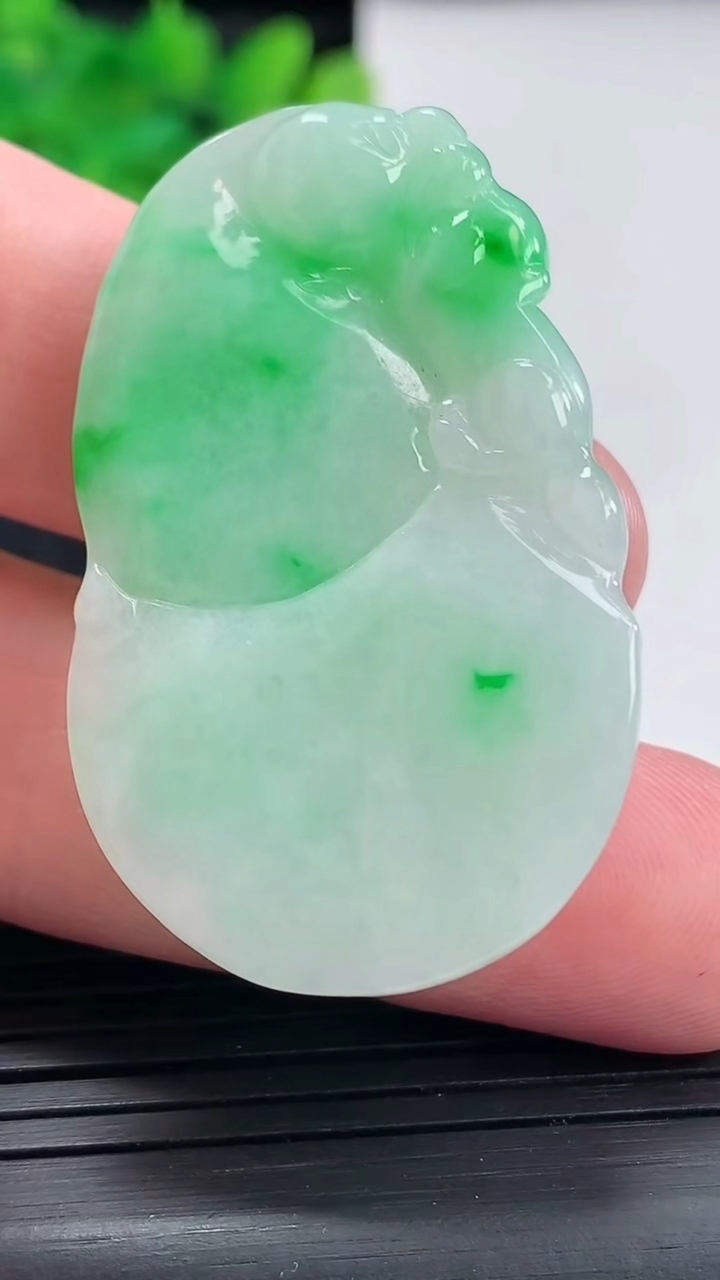 天然A货翡翠葫芦吊坠，尺寸44-27-10重量:19.94g
4月21日