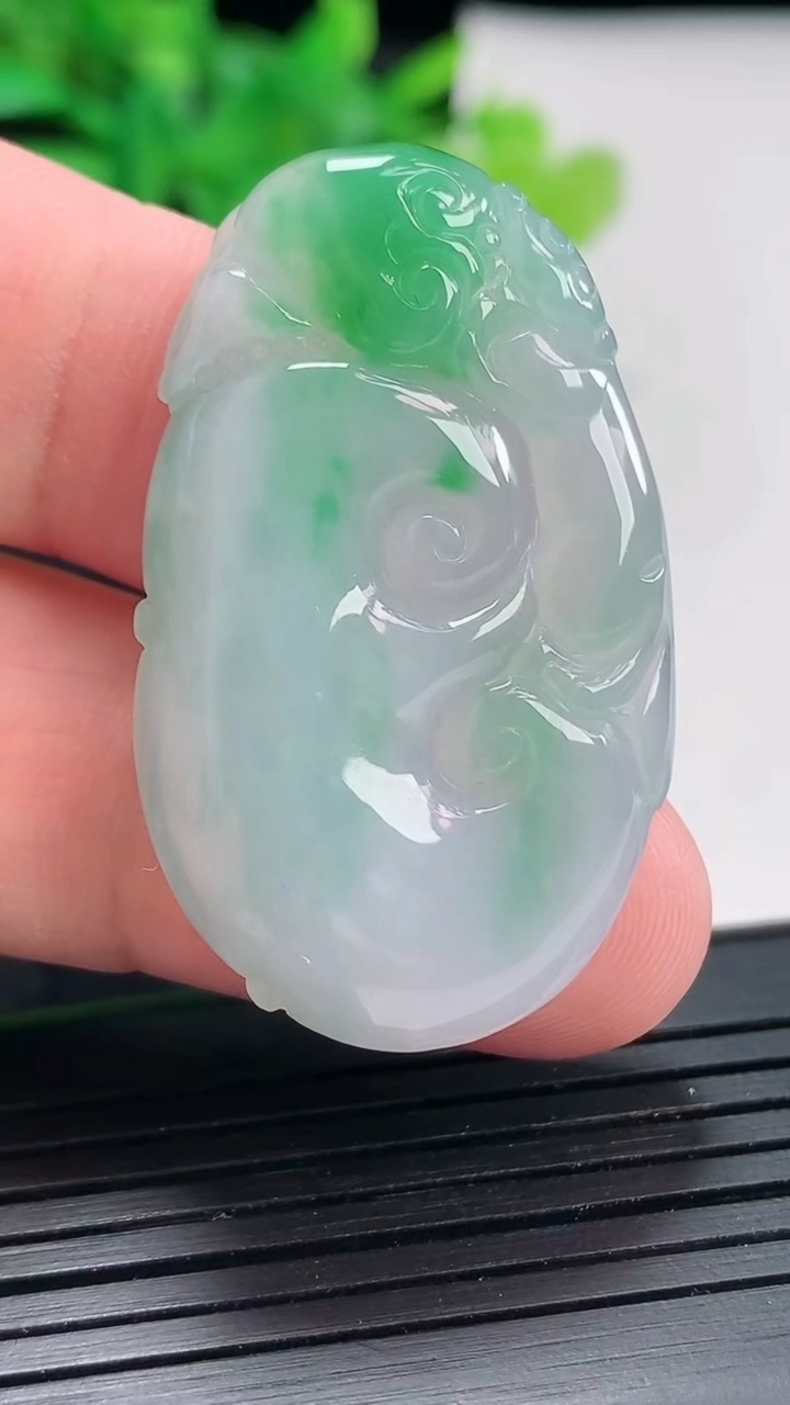 天然A货翡翠如意吊坠，尺寸40.5-24.5-5.8重量:10.66g
4月21日